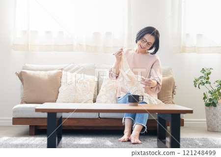 客廳裡編織的女人 121248499