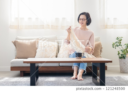 客廳裡編織的女人 121248500