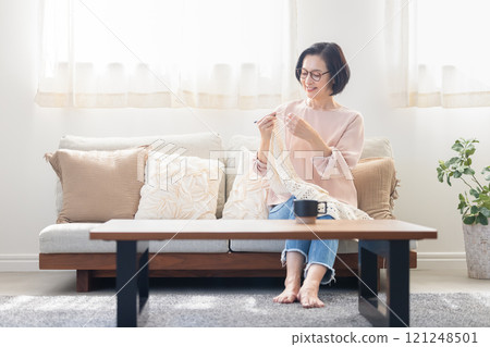 客廳裡編織的女人 121248501