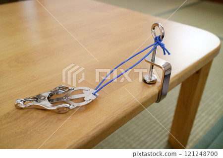 How to use the hook and rivet 121248700