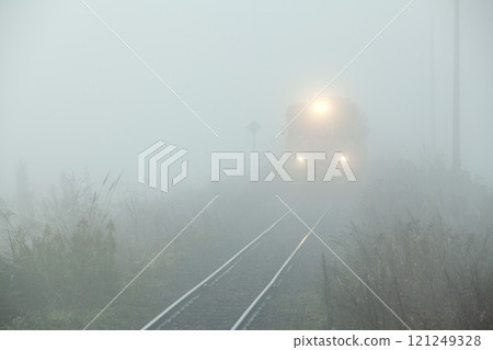 有霧的本地火車 121249328