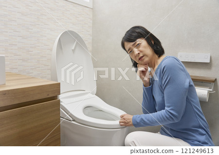 女人擔心廁所故障，看著相機 121249613