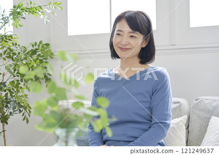Woman in her 50s, portrait, living room 121249637