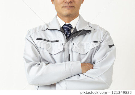 一個穿著工作服、雙臂交叉的男人，白色背景 121249823