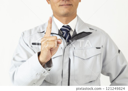 穿著工作服的男人，白色背景 121249824
