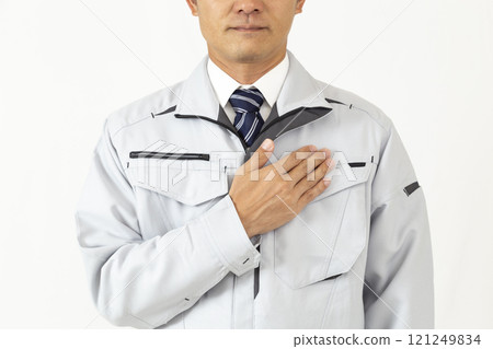 一個穿著工作服、把手放在胸前、白色背景的男人 121249834
