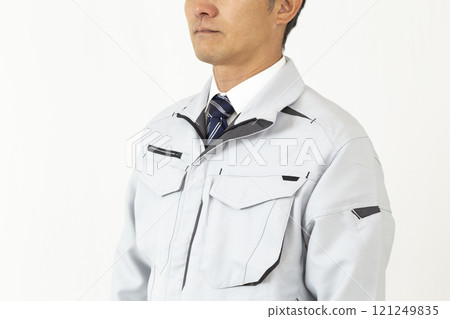 穿著工作服的男人，白色背景 121249835
