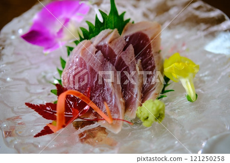 涼爽排列的生魚片和食用花 121250258