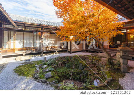 Autumn in Kyoto: Nishijin Koshoji Temple - Fall basin surrounded by autumn leaves Autumn in Kyoto: Nishijin Koshoji Temple - Fall basin surrounded by autumn leaves 121251262