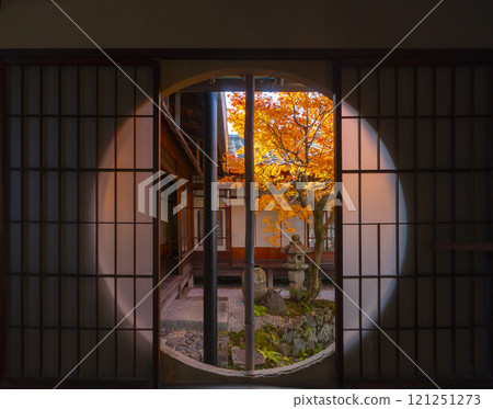 京都的秋天,西陣興勝寺,秋葉覆蓋 京都的秋天,西陣興勝寺,秋葉覆蓋 121251273