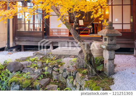 京都的秋天,西陣興勝寺,秋葉覆蓋 京都的秋天,西陣興勝寺,秋葉覆蓋 121251303