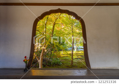 京都的秋天，西陣興正寺，從火光窗看到的花園 121251316