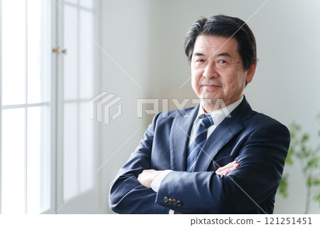 在辦公室工作的商人 在辦公室工作的商人 121251451