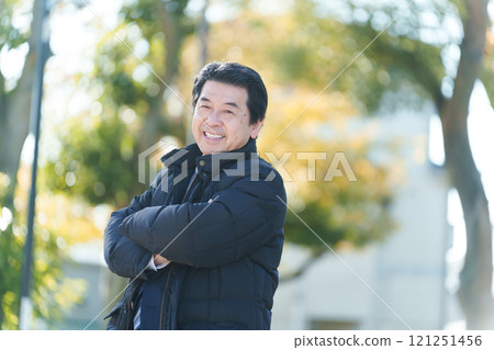 Commuting businessman (sales, outside, autumn/winter, jacket, coat) 121251456