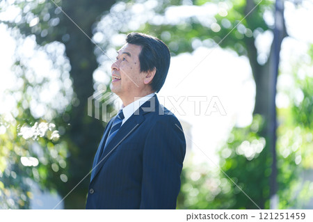 60多歲的商人 60多歲的商人 121251459