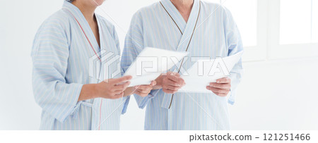 接待人類狗狗的夫婦(健康檢查、醫療、病人) 接待人類狗狗的夫婦(健康檢查、醫療、病人) 121251466