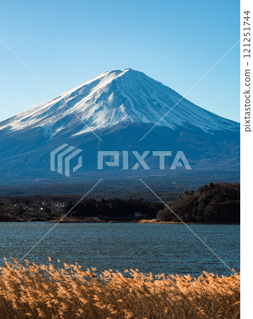 2024 年 1 月 1 日，從河口湖畔的大石公園看到的富士山 121251744