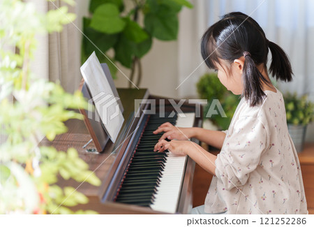兒童練習鋼琴 121252286