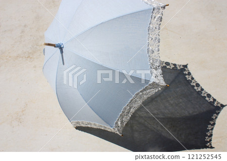 邊緣有蕾絲的優雅遮陽傘 121252545