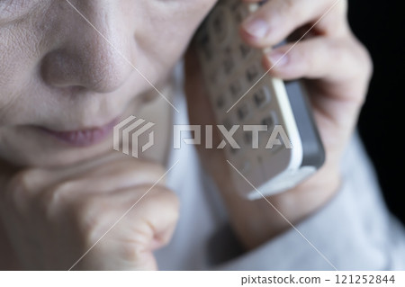 老婦接到詐騙電話 固定電話 家電 老婦接到詐騙電話 固定電話 家電 121252844