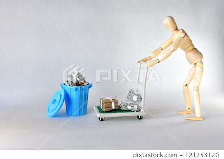 手推車上運載可回收廢棄物的娃娃的圖片 手推車上運載可回收廢棄物的娃娃的圖片 121253120