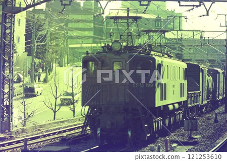 A freight train hauled by EF15199 on the Yamanote freight line at Harajuku, December 31, 1976 121253610