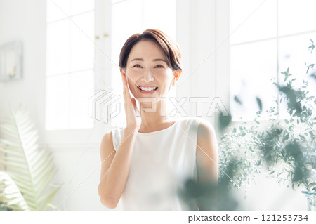 Beauty image of middle-aged women Beauty image of middle-aged women 121253734