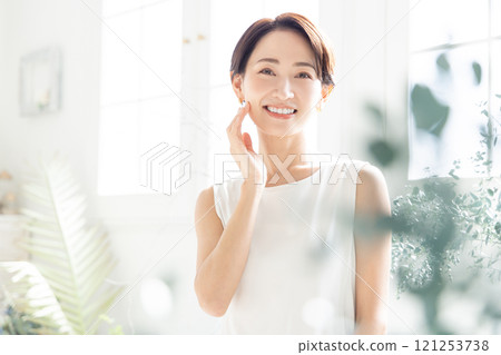 Beauty image of middle-aged women Beauty image of middle-aged women 121253738