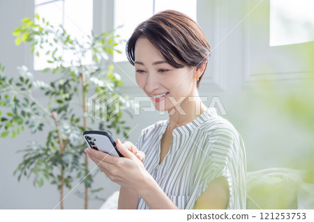 觀看智能手機的婦女 121253753