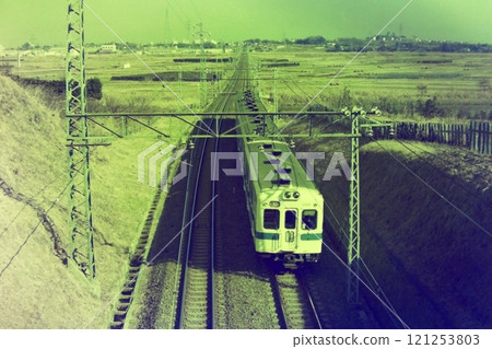 1977 年 1 月 6 日，小田急 2400 型 HE 車行駛在伊勢原和鶴卷溫泉之間，俯瞰遠處的鈴川地區，開往箱根湯本的特快列車 121253803