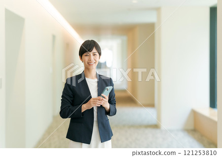 走廊上站著一個穿著西裝的女人 121253810