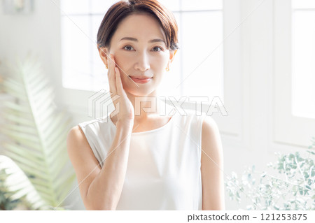 Beauty image of middle-aged women Beauty image of middle-aged women 121253875