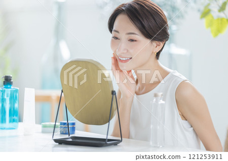 Beauty image of middle-aged women Beauty image of middle-aged women 121253911