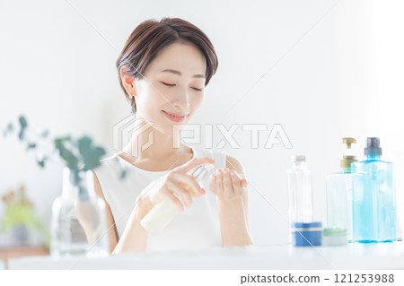 Beauty image of middle-aged women 121253988