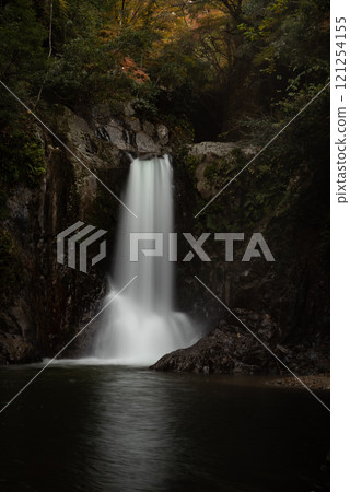 Sunlight streaming into Narusawa Falls in autumn Sunlight streaming into Narusawa Falls in autumn 121254155