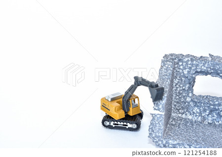 正在用重型設備拆除建築物的建築工地圖片 正在用重型設備拆除建築物的建築工地圖片 121254188