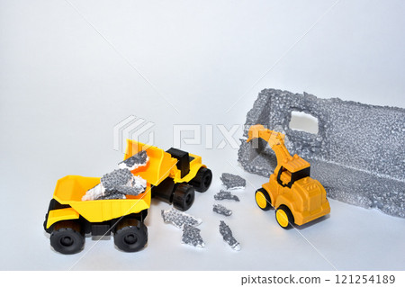 正在用重型設備拆除建築物的建築工地圖片 正在用重型設備拆除建築物的建築工地圖片 121254189