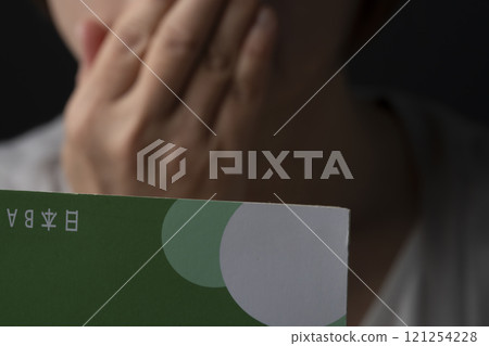 一位老婦人的銀行存款餘額用完,她驚呆了。 一位老婦人的銀行存款餘額用完,她驚呆了。 121254228