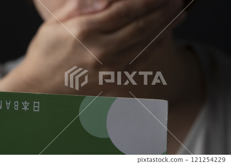 一位老婦人的銀行存款餘額用完,她驚呆了。 一位老婦人的銀行存款餘額用完,她驚呆了。 121254229