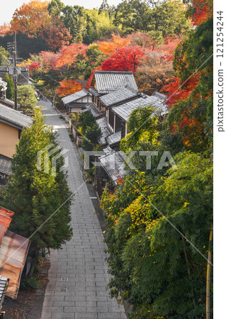 秋天的京都市 Oksaga Toriimoto 街景 121254244