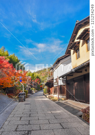 秋天的京都市 Oksaga Toriimoto 街景 121254249