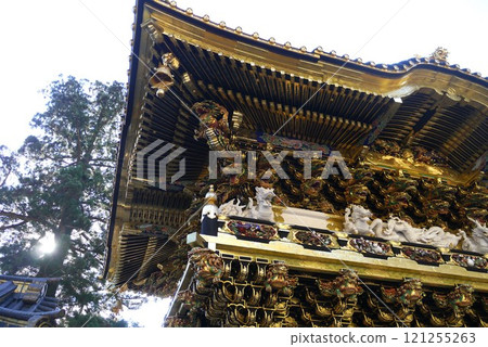 日光東照宮金碧輝煌、色彩絢麗，中禪寺矗立在中禪寺湖畔 121255263