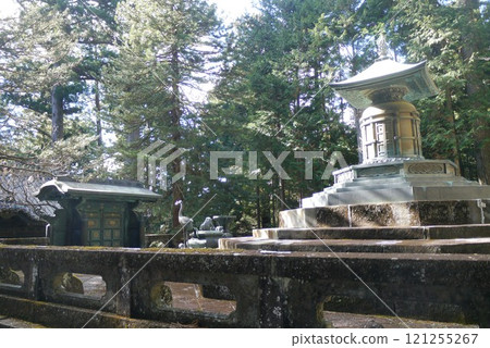 日光東照宮金碧輝煌、色彩絢麗,中禪寺矗立在中禪寺湖畔 日光東照宮金碧輝煌、色彩絢麗,中禪寺矗立在中禪寺湖畔 121255267