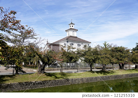 舊西田川縣政府大樓位於知戶博物館內，前景可看到鶴岡城址公園的外護城河。 121255310