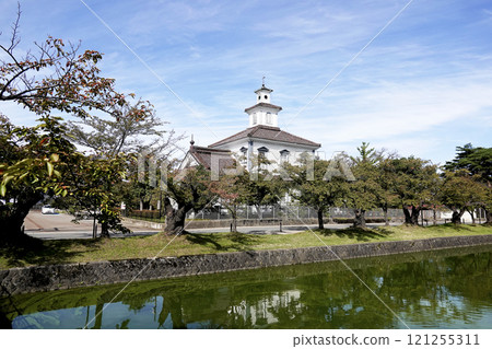 The former Nishitagawa County Office, located at the Chido Museum, is reflected in the outer moat of Tsurugaoka Castle Ruins Park. 121255311