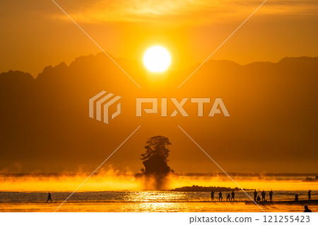 《富山縣》雨晴海岸的黎明，富山的壯麗景色 121255423