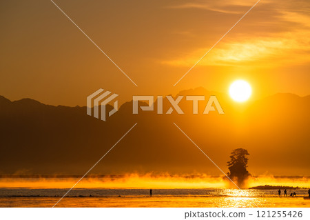 《富山縣》雨晴海岸的黎明，富山的壯麗景色 121255426