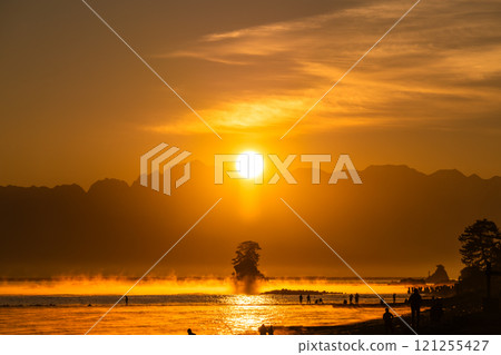 《富山縣》雨晴海岸的黎明，富山的壯麗景色 121255427