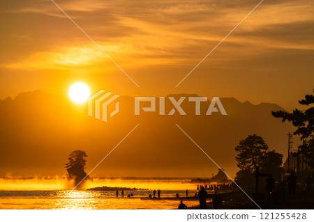 《富山縣》雨晴海岸的黎明，富山的壯麗景色 121255428
