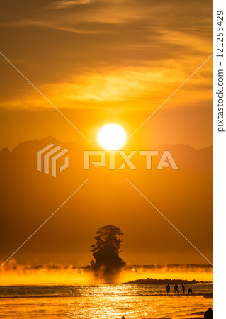 <Toyama Prefecture> Dawn at Amaharashi Coast: A spectacular view of Toyama <Toyama Prefecture> Dawn at Amaharashi Coast: A spectacular view of Toyama 121255429